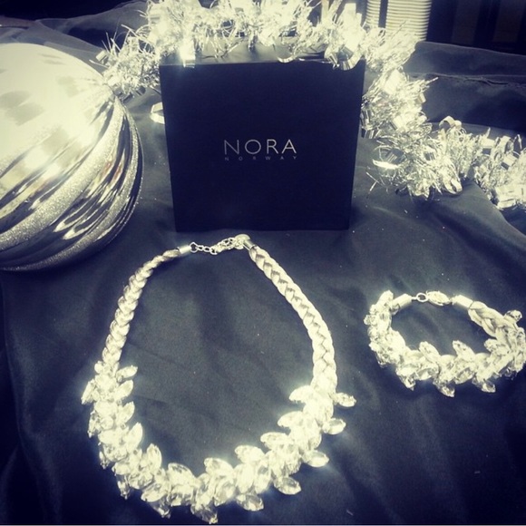 Nwt amazing light weight necklace BLUE only. Check other listings for bundles - Picture 4 of 4